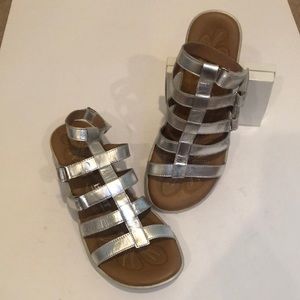 Born Rue silver metallic leather sandals sz 7